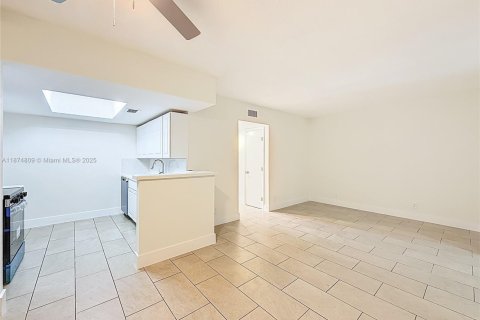 House in North Lauderdale, Florida 4 bedrooms, 142.33 sq.m. № 1926262 - photo 22