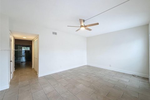 House in North Lauderdale, Florida 4 bedrooms, 142.33 sq.m. № 1926262 - photo 14