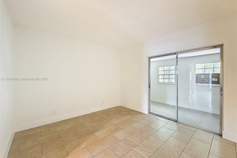 House in North Lauderdale, Florida 4 bedrooms, 142.33 sq.m. № 1926262 - photo 29