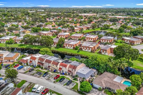 House in North Lauderdale, Florida 4 bedrooms, 142.33 sq.m. № 1926262 - photo 6