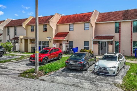 House in North Lauderdale, Florida 4 bedrooms, 142.33 sq.m. № 1926262 - photo 9
