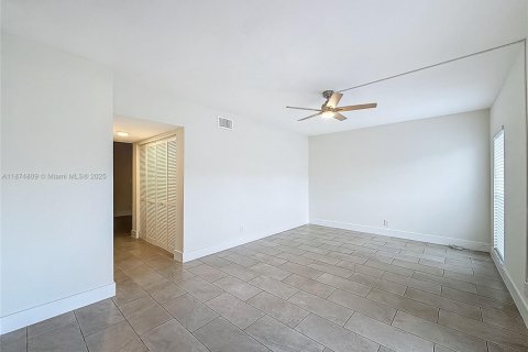 House in North Lauderdale, Florida 4 bedrooms, 142.33 sq.m. № 1926262 - photo 13
