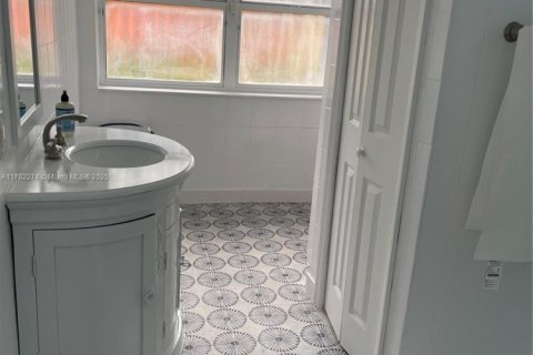 Casa en alquiler en Miami, Florida, 1 dormitorio, 74.32 m2 № 1936004 - foto 13