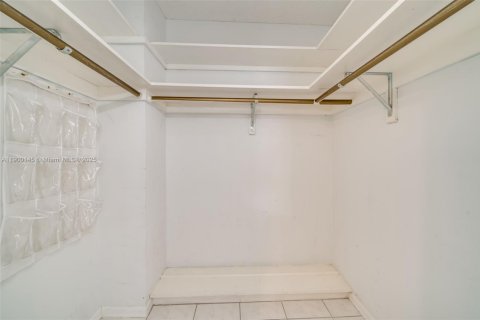 Apartment in Hollywood, Florida 2 bedrooms, 92.16 sq.m. № 1952666 - photo 19