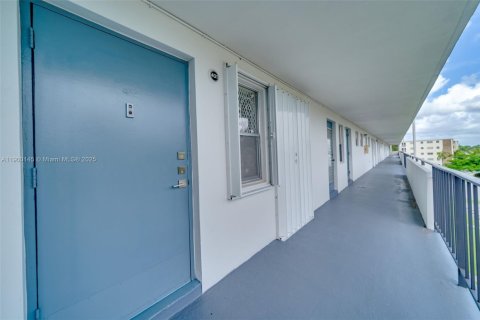 Apartment in Hollywood, Florida 2 bedrooms, 92.16 sq.m. № 1952666 - photo 4