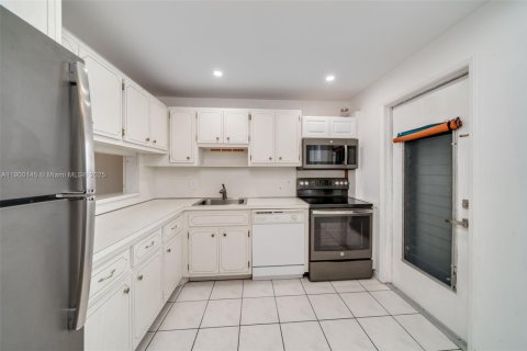 Apartment in Hollywood, Florida 2 bedrooms, 92.16 sq.m. № 1952666 - photo 6