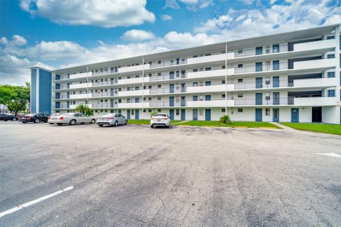 Apartment in Hollywood, Florida 2 bedrooms, 92.16 sq.m. № 1952666 - photo 2