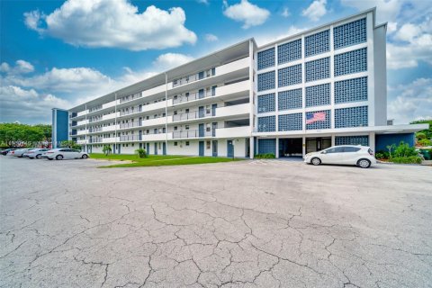 Apartment in Hollywood, Florida 2 bedrooms, 92.16 sq.m. № 1952666 - photo 1