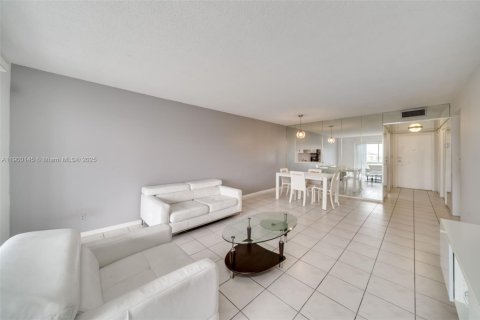 Apartment in Hollywood, Florida 2 bedrooms, 92.16 sq.m. № 1952666 - photo 24