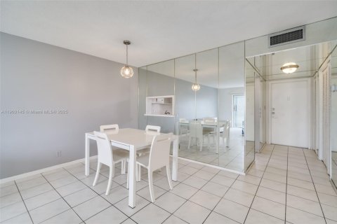 Apartment in Hollywood, Florida 2 bedrooms, 92.16 sq.m. № 1952666 - photo 21