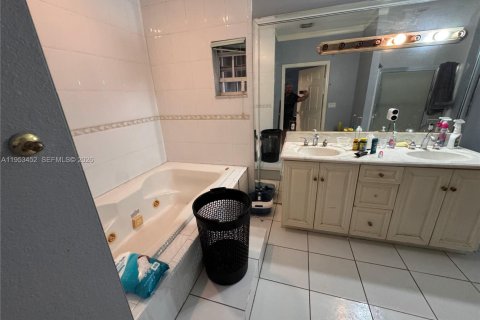 Villa ou maison à vendre à Riviera Beach, Floride: 4 chambres, 201.78 m2 № 2011010 - photo 10