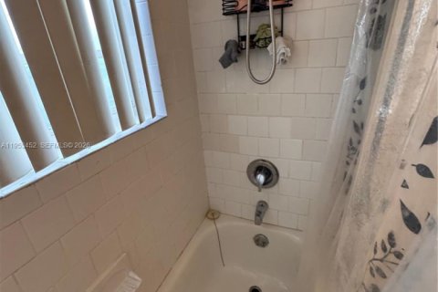 Villa ou maison à vendre à Riviera Beach, Floride: 4 chambres, 201.78 m2 № 2011010 - photo 16