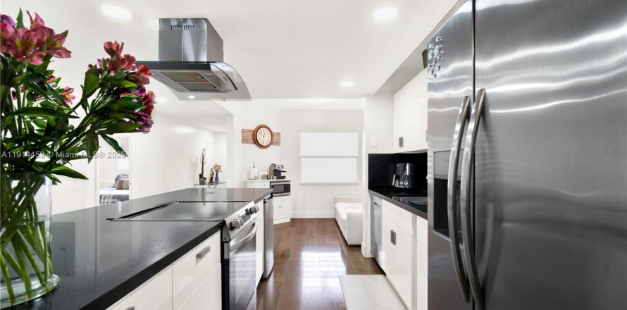 Кондоминиум с 2 спальнями в Пемброк-Пайнс, Флорида № 2037961