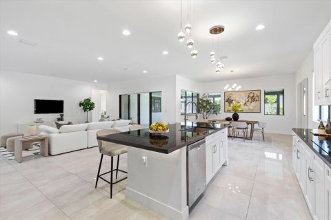 House in Miramar, Florida 5 bedrooms, 330.64 sq.m. № 2191105 - photo 7