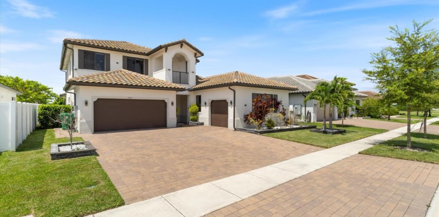 House in Miramar, Florida 5 bedrooms, 330.64 sq.m. № 2191105