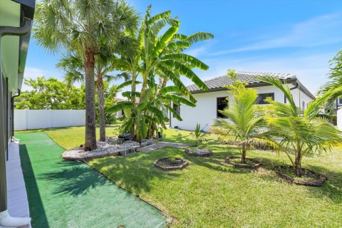 House in Miramar, Florida 5 bedrooms, 330.64 sq.m. № 2191105 - photo 24
