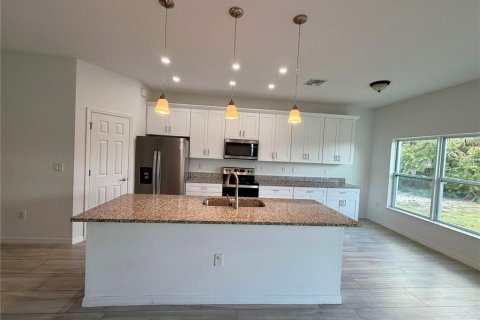 House in Port Charlotte, Florida 4 bedrooms, 161.74 sq.m. № 2210523 - photo 5