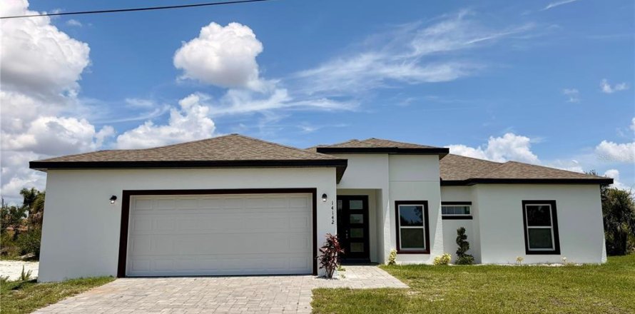 House in Port Charlotte, Florida 4 bedrooms, 161.74 sq.m. № 2210523