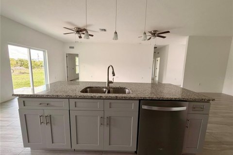 House in Port Charlotte, Florida 4 bedrooms, 161.74 sq.m. № 2210523 - photo 6