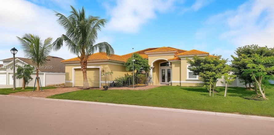 House in Lehigh Acres, Florida 3 bedrooms № 1969392