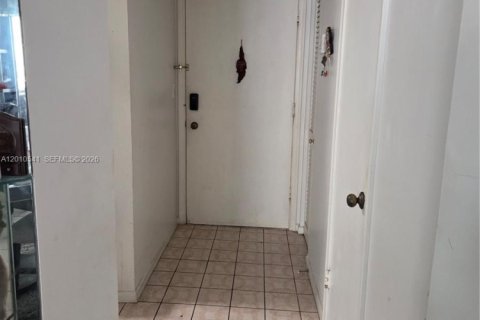 Condo in Hallandale Beach, Florida, 1 bedroom № 2073411 - photo 13