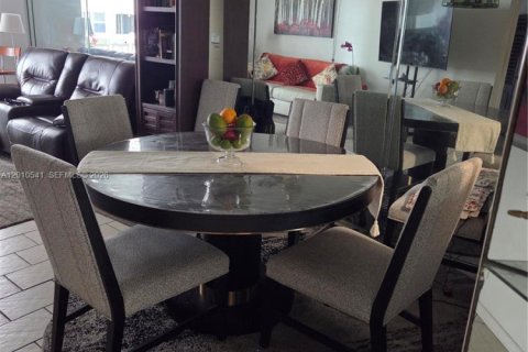 Condo in Hallandale Beach, Florida, 1 bedroom № 2073411 - photo 2