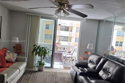 Condo in Hallandale Beach, Florida, 1 bedroom № 2073411 - photo 8