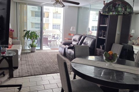 Condo in Hallandale Beach, Florida, 1 bedroom № 2073411 - photo 7