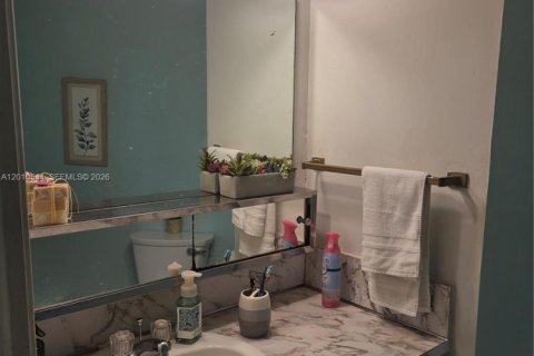 Condo in Hallandale Beach, Florida, 1 bedroom № 2073411 - photo 27