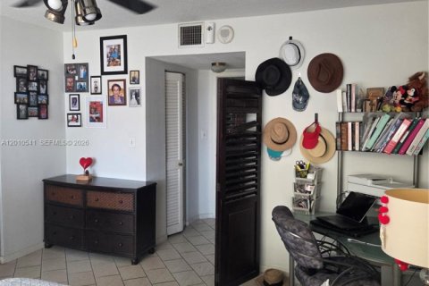 Condo in Hallandale Beach, Florida, 1 bedroom № 2073411 - photo 18