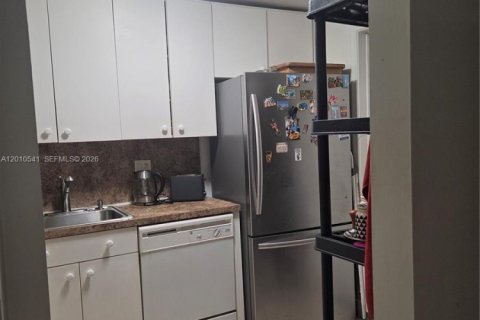 Condo in Hallandale Beach, Florida, 1 bedroom № 2073411 - photo 25
