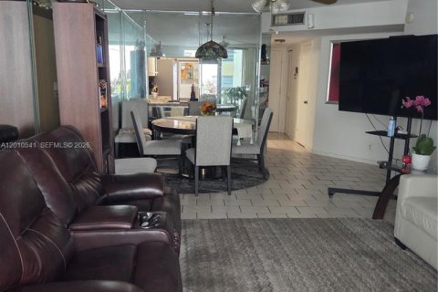 Condo in Hallandale Beach, Florida, 1 bedroom № 2073411 - photo 3