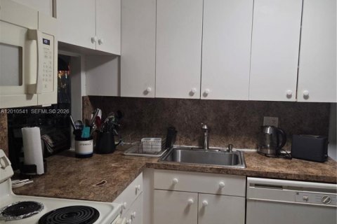 Condo in Hallandale Beach, Florida, 1 bedroom № 2073411 - photo 20