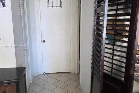 Condo in Hallandale Beach, Florida, 1 bedroom № 2073411 - photo 19