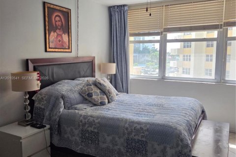 Condo in Hallandale Beach, Florida, 1 bedroom № 2073411 - photo 15