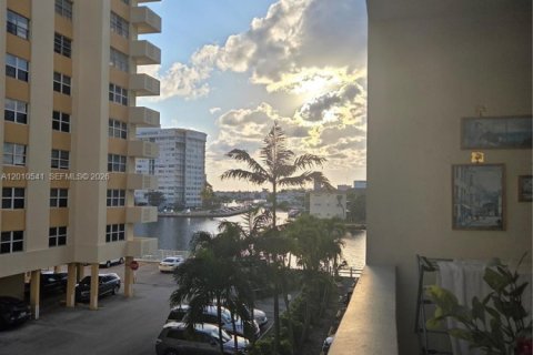 Condo in Hallandale Beach, Florida, 1 bedroom № 2073411 - photo 30