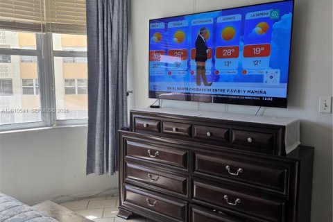 Condo in Hallandale Beach, Florida, 1 bedroom № 2073411 - photo 16