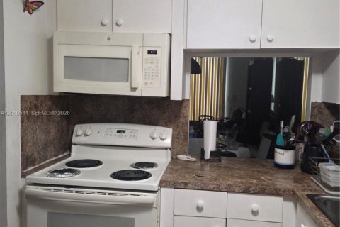 Condo in Hallandale Beach, Florida, 1 bedroom № 2073411 - photo 22