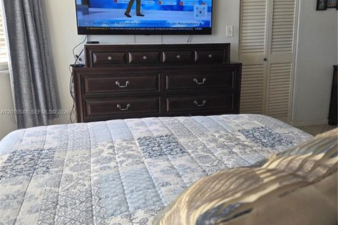 Condo in Hallandale Beach, Florida, 1 bedroom № 2073411 - photo 17