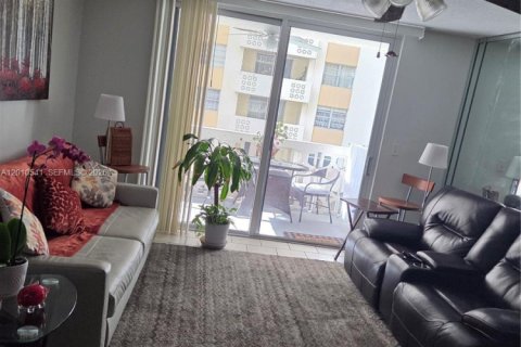 Condo in Hallandale Beach, Florida, 1 bedroom № 2073411 - photo 14