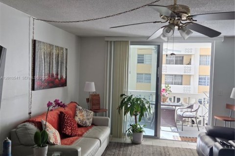 Condo in Hallandale Beach, Florida, 1 bedroom № 2073411 - photo 9