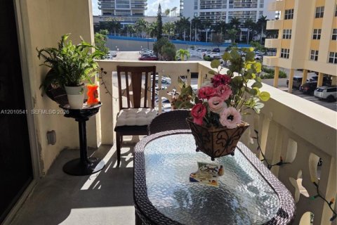 Condo in Hallandale Beach, Florida, 1 bedroom  № 2073411