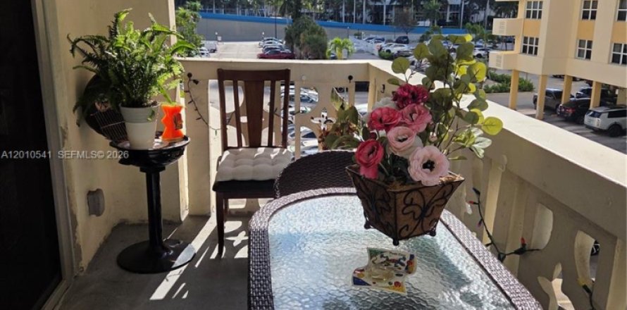 Condo in Hallandale Beach, Florida, 1 bedroom № 2073411