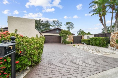 House in Tampa, Florida 3 bedrooms, 189.33 sq.m. № 1888447 - photo 1