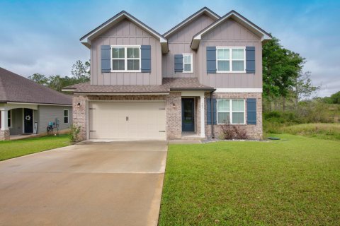 House in Crestview, Florida 4 bedrooms, 216.37 sq.m. № 560481 - photo 1