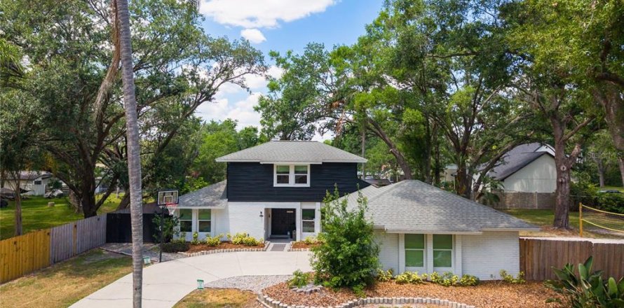 House in Lutz, Florida 3 bedrooms, 177.81 sq.m. № 1676072