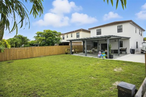 Купить виллу или дом в Хомстед, Флорида 4 спальни, 224.08м2, № 1971653 - фото 12