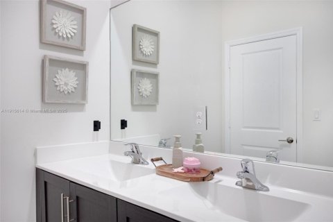 Купить виллу или дом в Хомстед, Флорида 4 спальни, 224.08м2, № 1971653 - фото 7