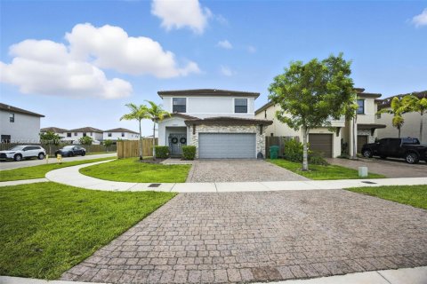 Купить виллу или дом в Хомстед, Флорида 4 спальни, 224.08м2, № 1971653 - фото 9