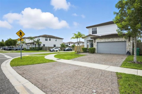 Купить виллу или дом в Хомстед, Флорида 4 спальни, 224.08м2, № 1971653 - фото 11